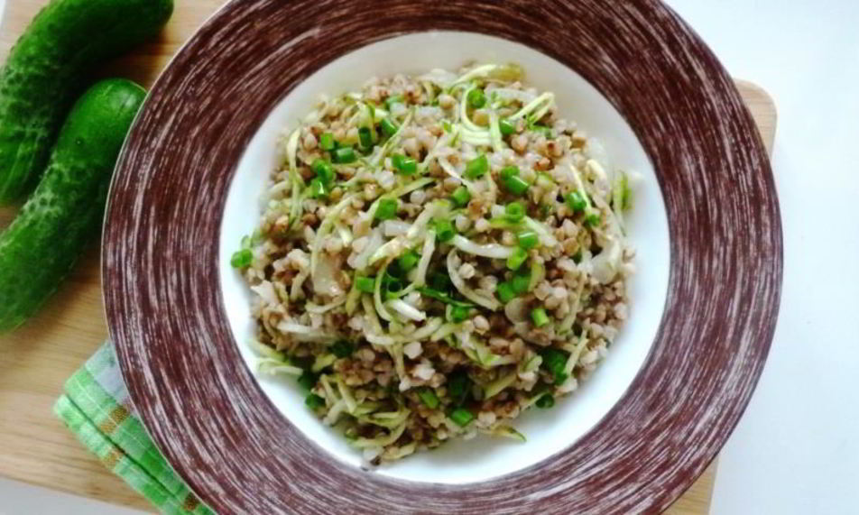 Рецепт гречки с огурцом и луком