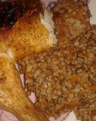 Гречка с овощами и грибами в томатном соусе