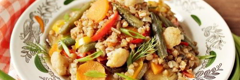 Гречка с овощами на сковороде