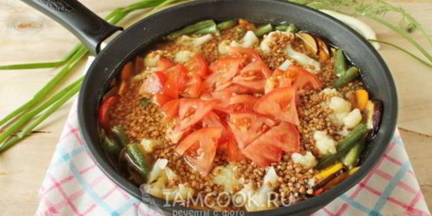 гречка с овощами на сковороде