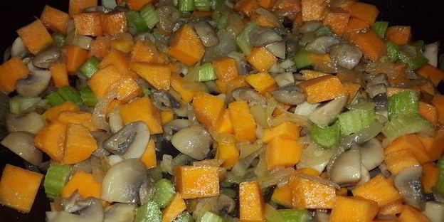 гречка, томленая с тыквой, грибами, сельдереем и вялеными томатами