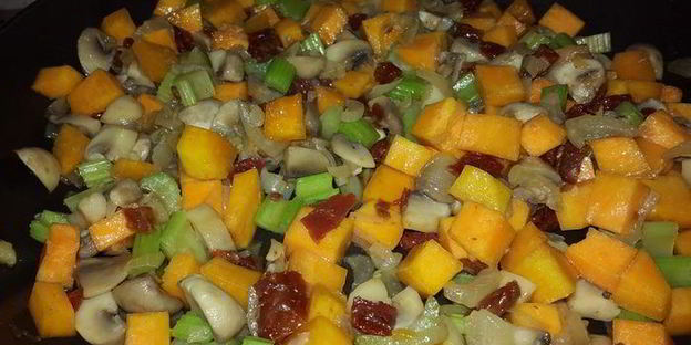 гречка, томленая с тыквой, грибами, сельдереем и вялеными томатами