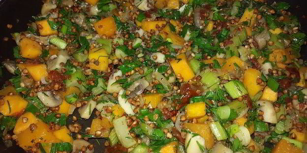 гречка, томленая с тыквой, грибами, сельдереем и вялеными томатами