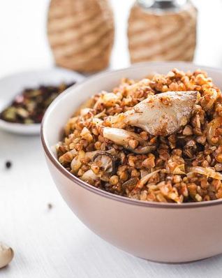 Гречневая каша с грибами и жареным чесноком