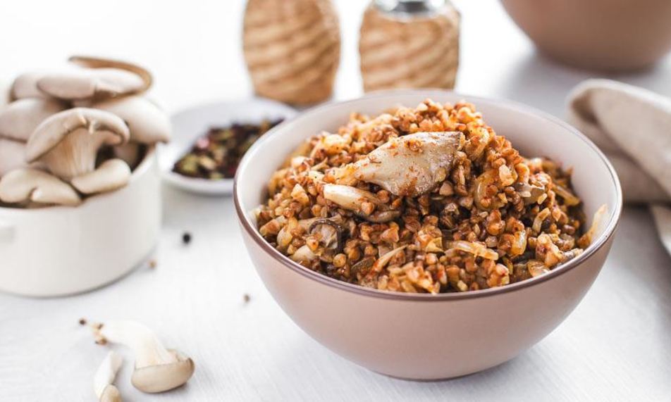 Рецепт гречневой каши с грибами и жареным чесноком