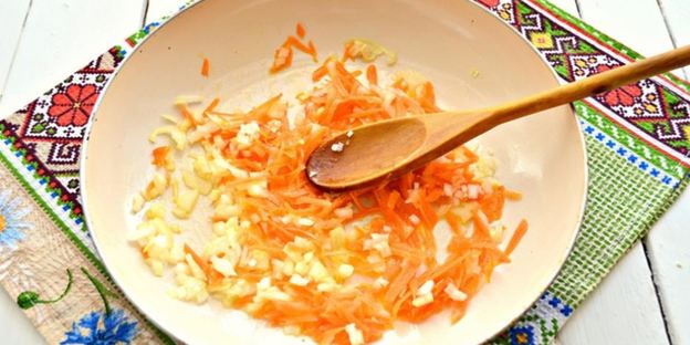 гречневая каша с тушенкой на сковороде