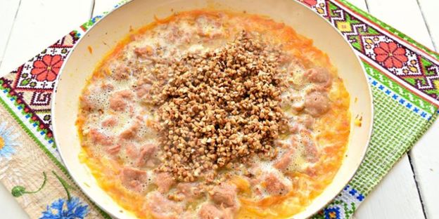 гречневая каша с тушенкой на сковороде