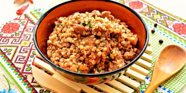 гречневая каша с тушенкой на сковороде