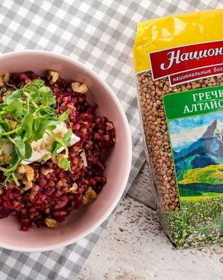 Яркая гречка со сметаной и орехами