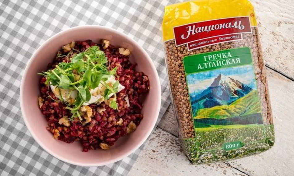 Рецепт яркой гречки со сметаной и орехами