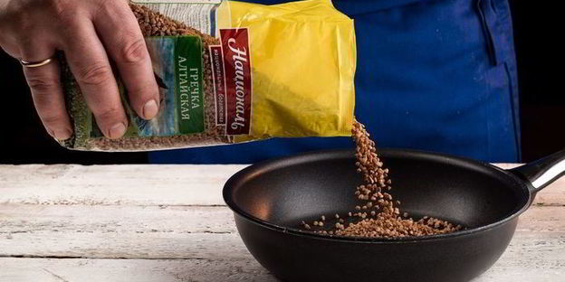 яркая гречка со сметаной и орехами