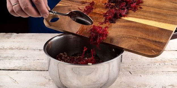 яркая гречка со сметаной и орехами