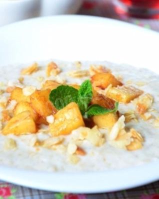 Каша из овсяных хлопьев с карамельными яблоками и миндалем