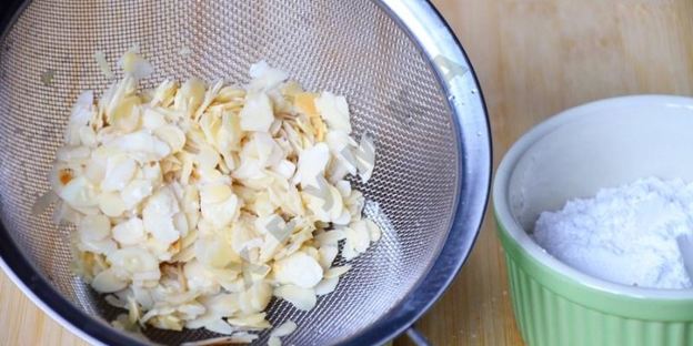 каша из овсяных хлопьев с карамельными яблоками и миндалем