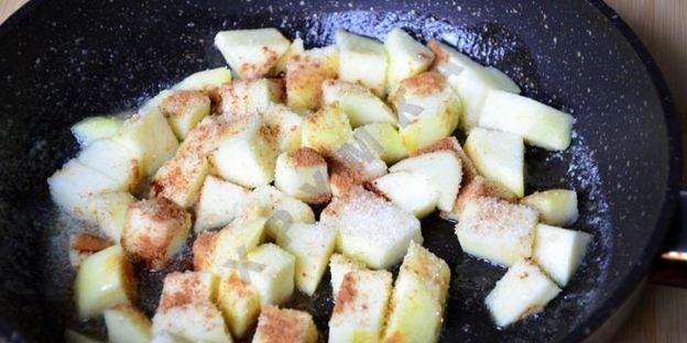 каша из овсяных хлопьев с карамельными яблоками и миндалем