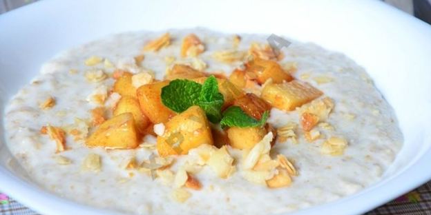 каша из овсяных хлопьев с карамельными яблоками и миндалем