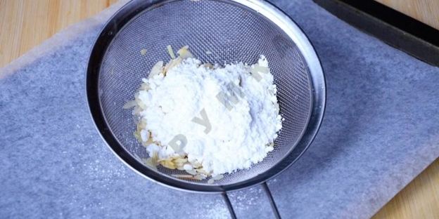 каша из овсяных хлопьев с карамельными яблоками и миндалем