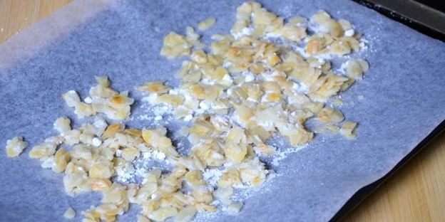 каша из овсяных хлопьев с карамельными яблоками и миндалем