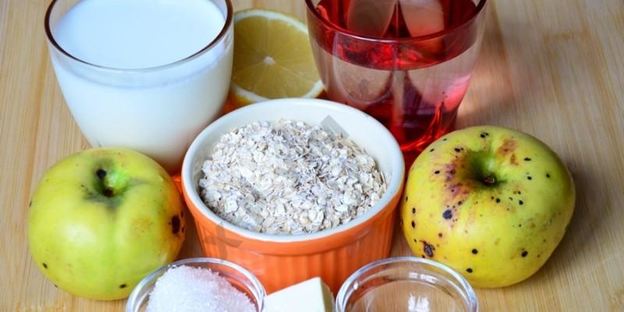 каша из овсяных хлопьев с карамельными яблоками и миндалем