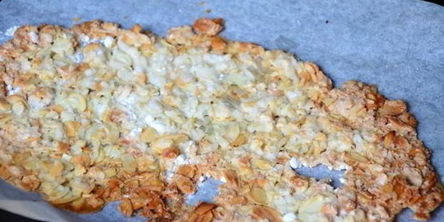 каша из овсяных хлопьев с карамельными яблоками и миндалем