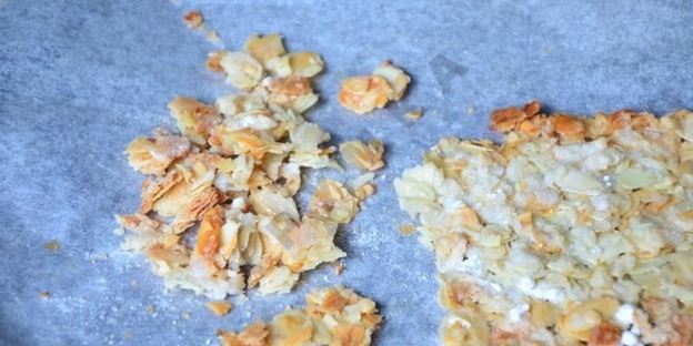 каша из овсяных хлопьев с карамельными яблоками и миндалем