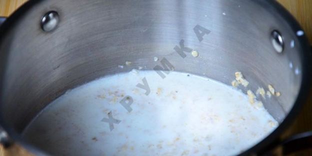 каша из овсяных хлопьев с карамельными яблоками и миндалем