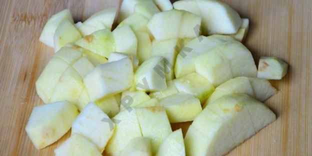 каша из овсяных хлопьев с карамельными яблоками и миндалем