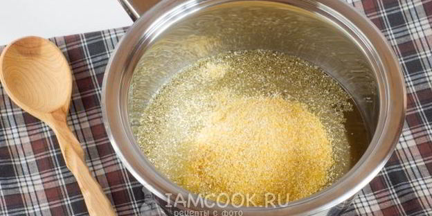 кукурузная каша на воде с молоком