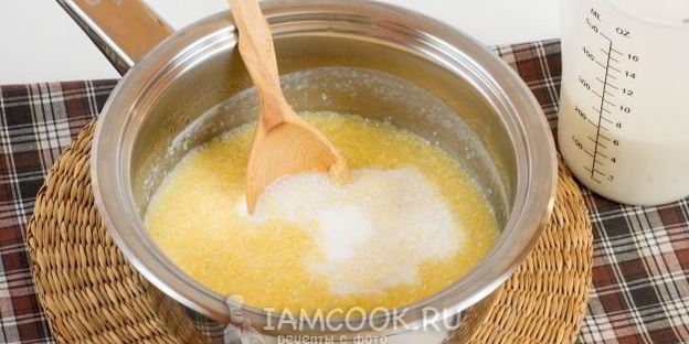 кукурузная каша на воде с молоком