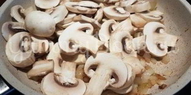 кукурузная каша с курицей и грибами