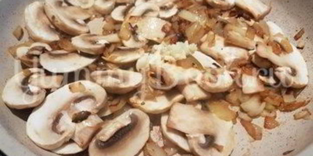 кукурузная каша с курицей и грибами