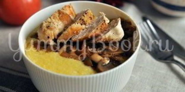 кукурузная каша с курицей и грибами
