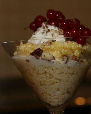 Кукурузная каша с маскарпоне, голубикой и орехами пекан