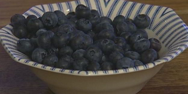 кукурузная каша с маскарпоне, голубикой и орехами пекан