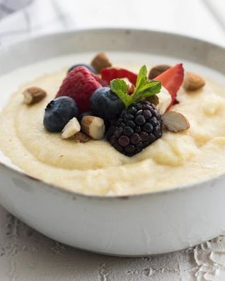 Кукурузная каша с молоком и ягодами