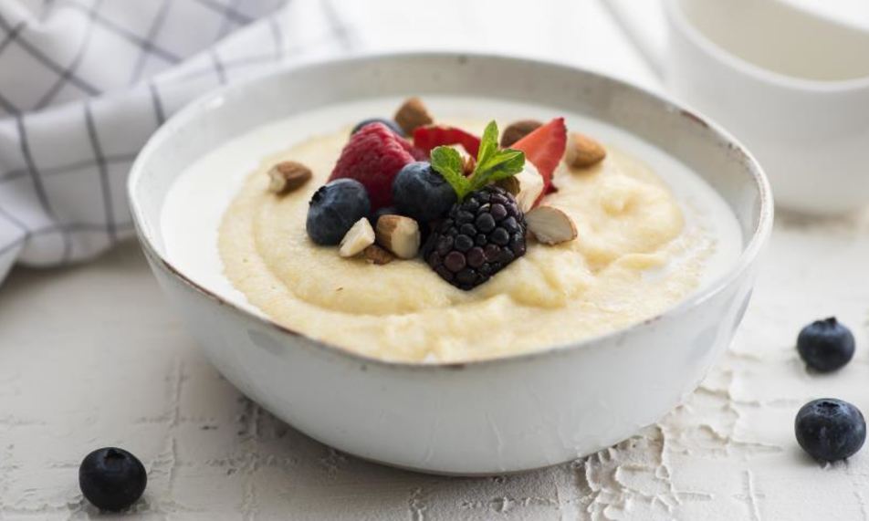 Рецепт кукурузной каши с молоком и ягодами