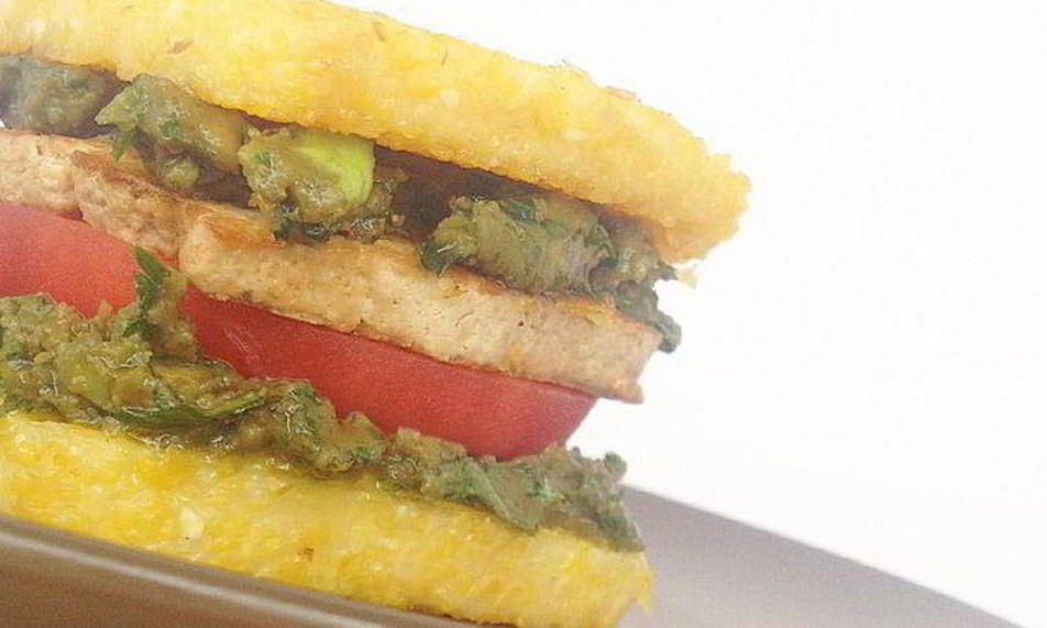 Рецепт поленты с авокадо, тофу и томатом