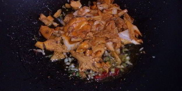 полента с лисичками в сливочном соусе