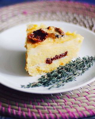 Полента с моцареллой, вялеными помидорами и пряными травами