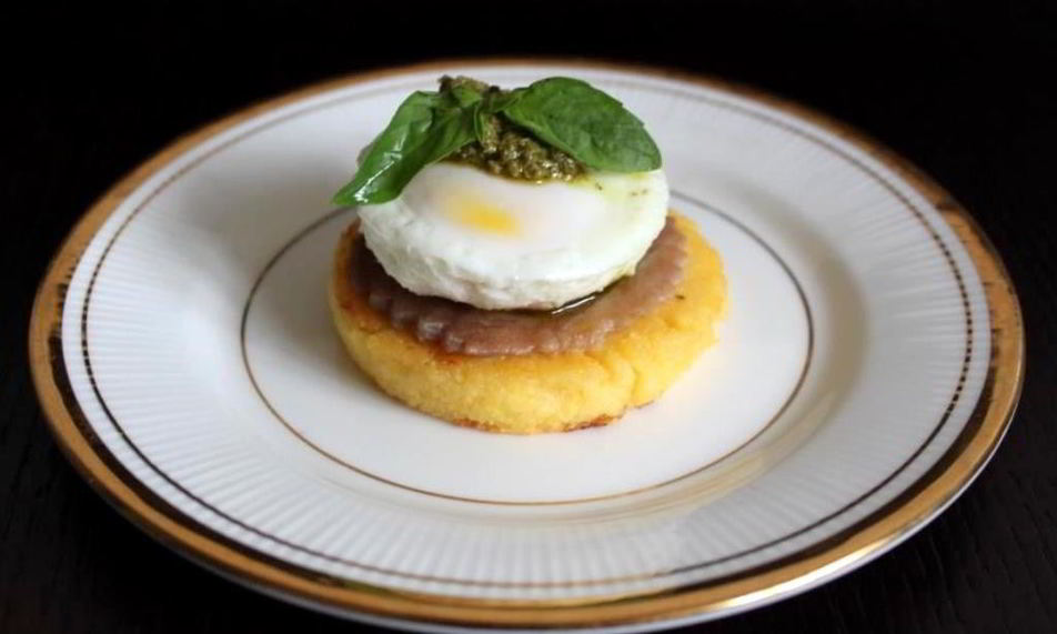 Рецепт поленты с тунцом, яйцом пашот и соусом песто