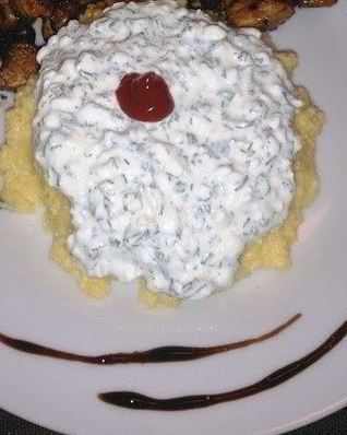 Полента с творожным соусом и зеленью