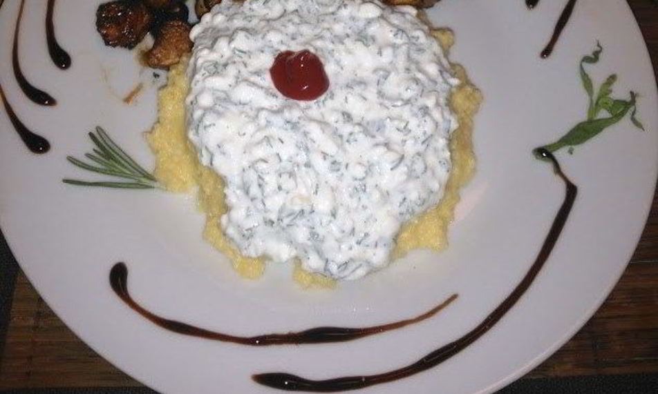 Рецепт поленты с творожным соусом и зеленью