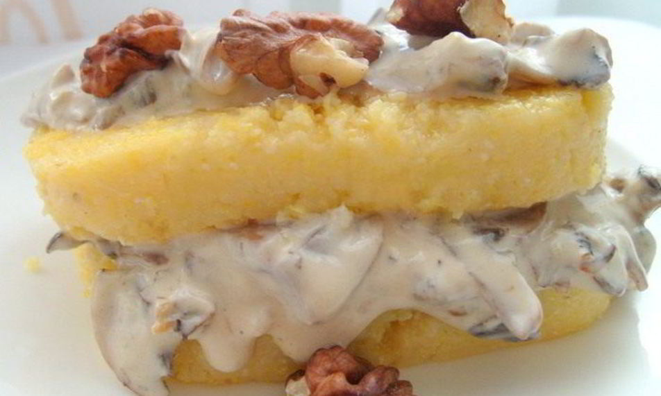 Рецепт поленты, жаренной с грибами и соусом дор блю