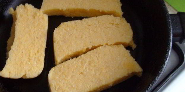 полента, жаренная с грибами и соусом дор блю