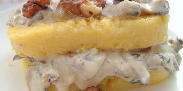 полента, жаренная с грибами и соусом дор блю