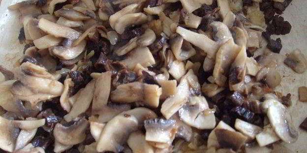 полента, жаренная с грибами и соусом дор блю