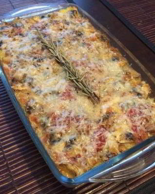 Запеченная полента с грибами, помидорами и моцареллой