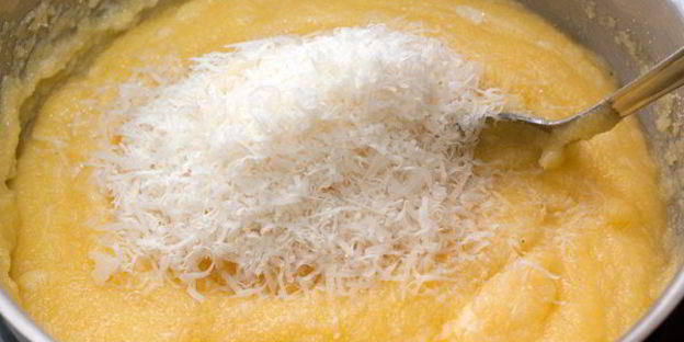 запеченная полента с пармезаном