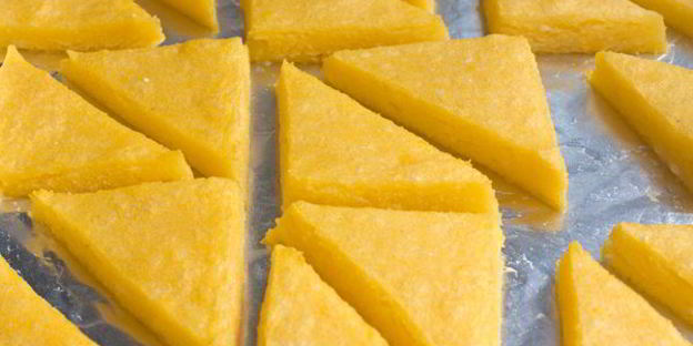 запеченная полента с пармезаном