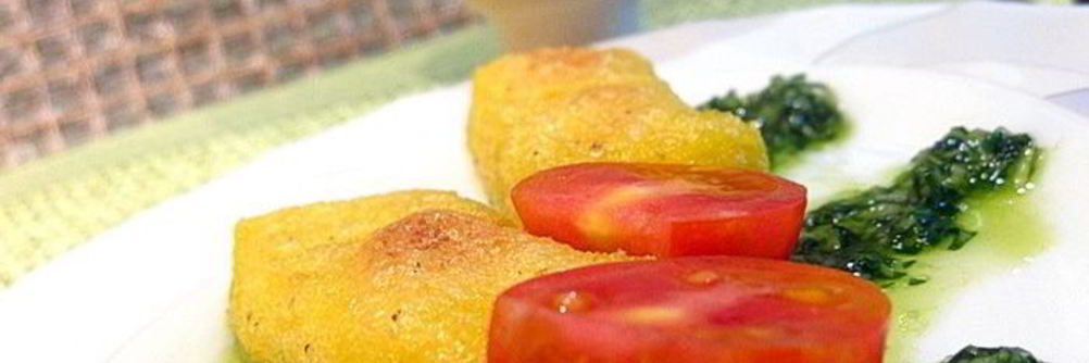 Запеченная полента с песто